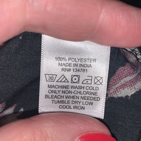 TIME TO BLOOM black flowered stretch collar top Small - Picture 5 of 5